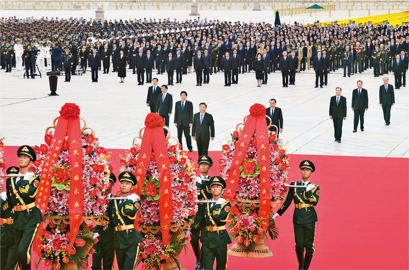 2021年9月30日上午，黨和國家領(lǐng)導(dǎo)人習(xí)近平、李克強(qiáng)、栗戰(zhàn)書、汪洋、王滬寧、趙樂際、韓正、王岐山等來到北京天安門廣場，出席烈士紀(jì)念日向人民英雄敬獻(xiàn)花籃儀式。 新華社記者 張領(lǐng)/攝