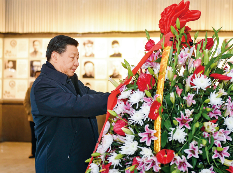 2016年2月1日至3日，中共中央總書記、國家主席、中央軍委主席習(xí)近平來到江西，看望慰問廣大干部群眾和駐贛部隊。這是2月2日，習(xí)近平在井岡山革命烈士陵園向革命烈士敬獻(xiàn)花籃。 新華社記者 謝環(huán)馳/攝