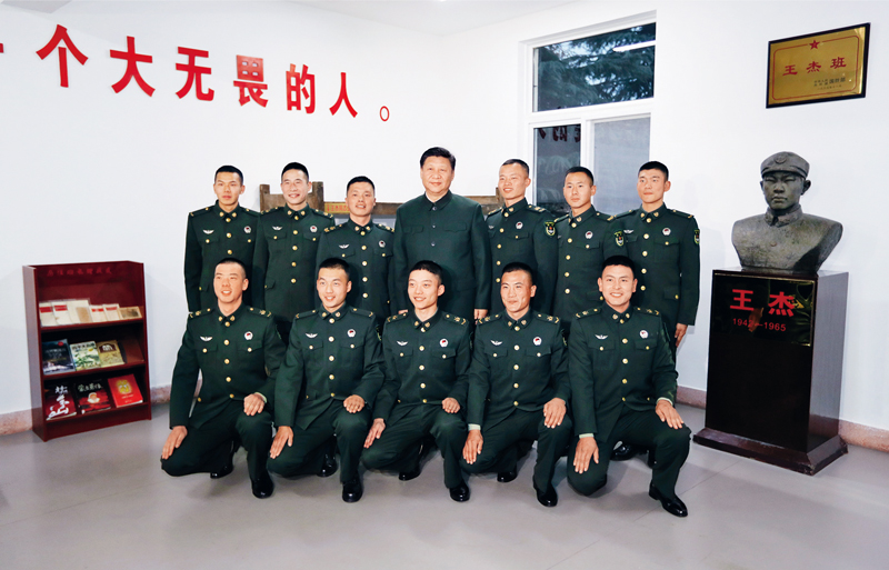 2017年12月13日，中共中央總書記、國家主席、中央軍委主席習(xí)近平到第71集團(tuán)軍視察。這是習(xí)近平同“王杰班”戰(zhàn)士合影。 新華社記者 李剛/攝