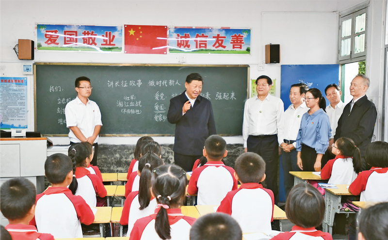 2020年9月16日至18日，中共中央總書記、國家主席、中央軍委主席習(xí)近平在湖南考察。這是16日下午，習(xí)近平在郴州市汝城縣文明瑤族鄉(xiāng)第一片小學(xué)，同正在上思政課的同學(xué)們親切交流。 新華社記者 謝環(huán)馳/攝