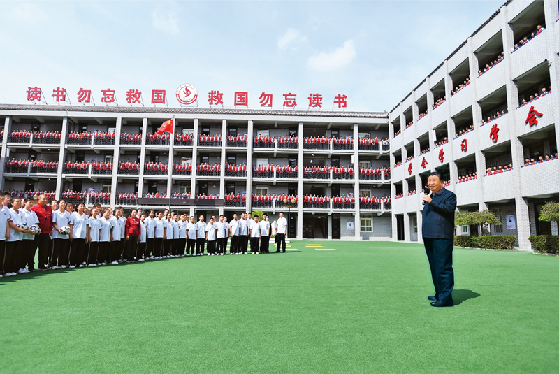 2021年9月13日至14日，中共中央總書記、國家主席、中央軍委主席習(xí)近平在陜西省榆林市考察。這是14日上午，習(xí)近平在綏德實驗中學(xué)考察時，同師生親切交流。 新華社記者 謝環(huán)馳/攝